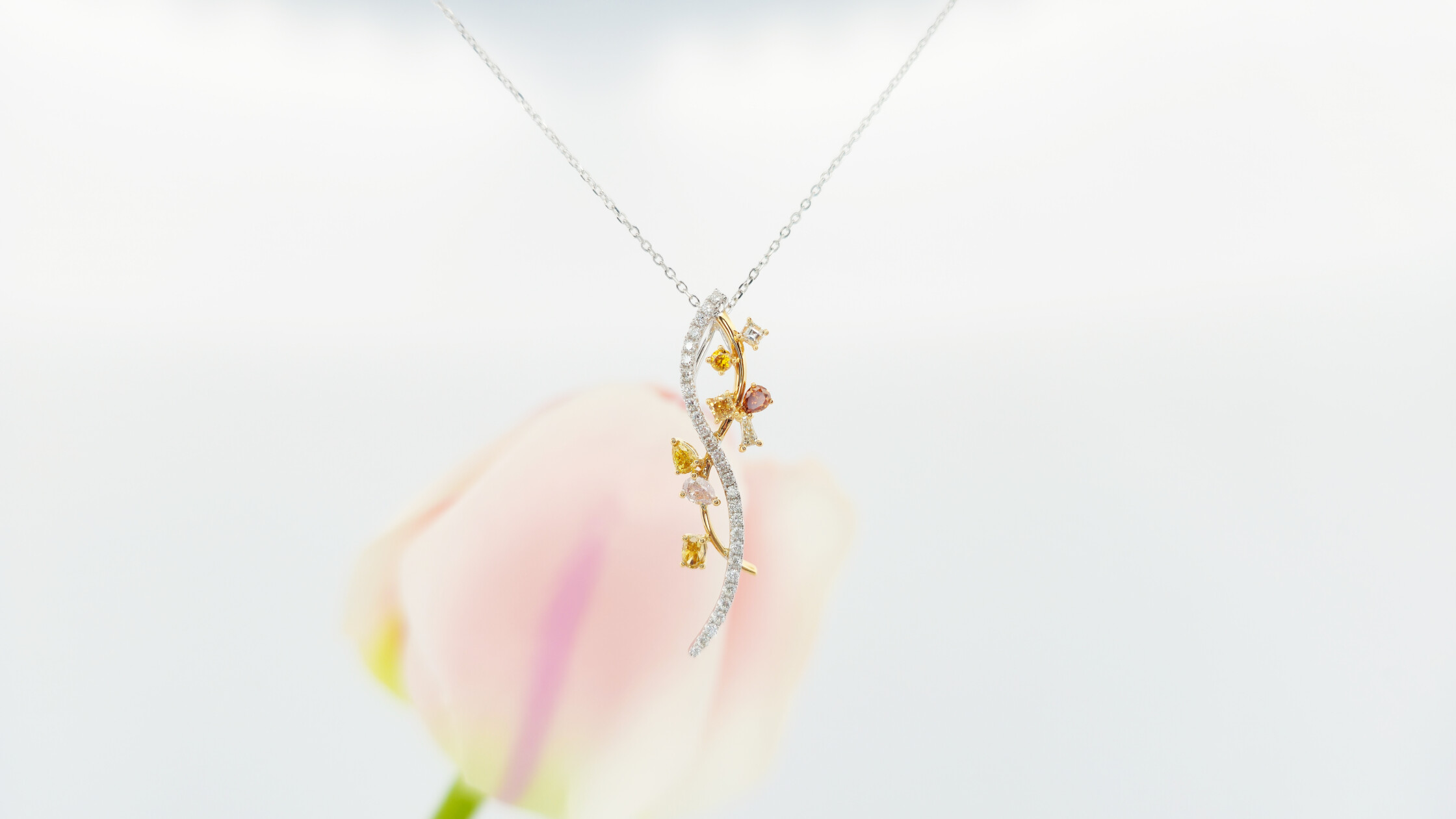 Yellow parade dia pendant