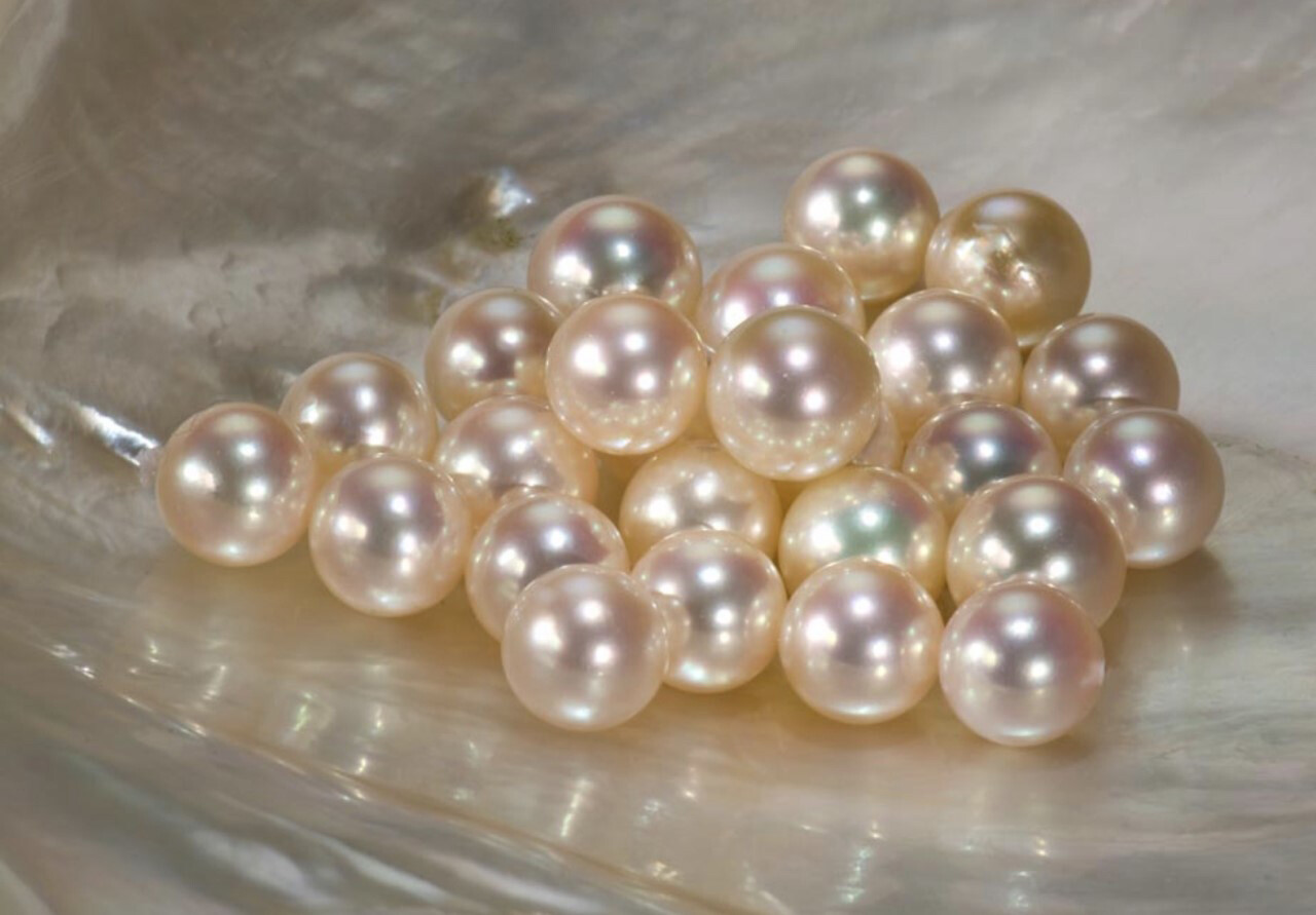 Pearl pile photo edited for banner